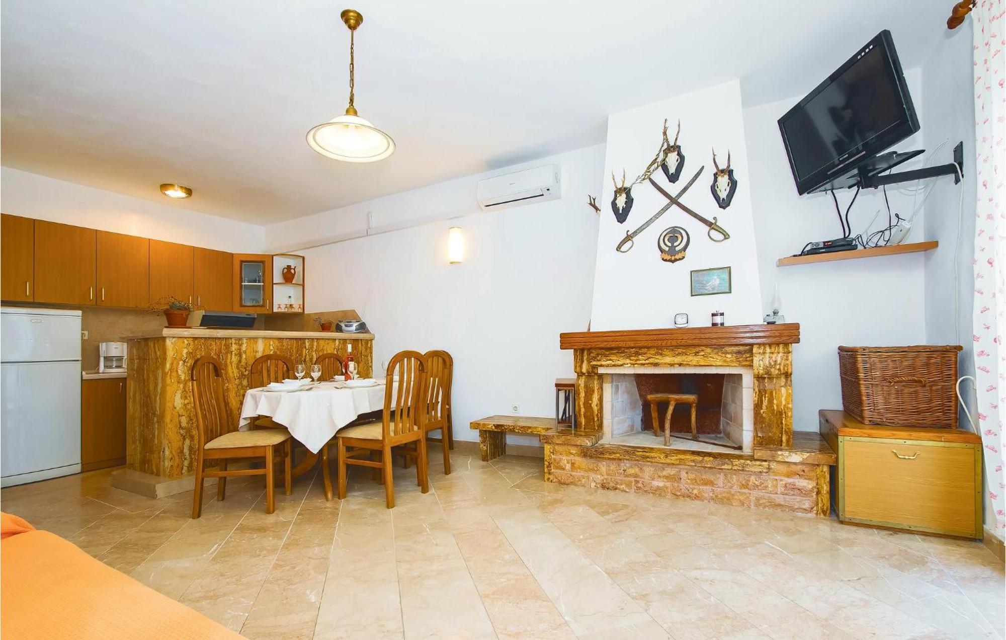 Beautiful Home In Pucisca With Wifi Extérieur photo